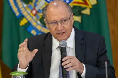 “Se depender de nós, o tarifaço acaba amanhã”, diz Alckmin ao defender redução de tarifas dos EUA “Se depender de nós, o tarifaço acaba amanhã”, diz Alckmin ao defender redução de tarifas dos EUA