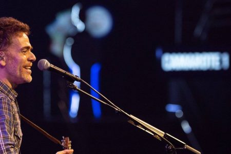 Bandidos são presos enquanto tentavam invadir casa de Nando Reis com controles de portão clonados