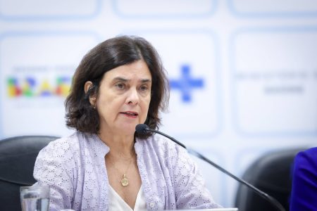 Ministra da Saúde admite que não tomou todas as doses da vacina contra a Covid