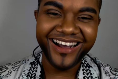 VÍDEO: Filha de cantor baiano, maquiadora se ‘transforma’ em Davi do BBB