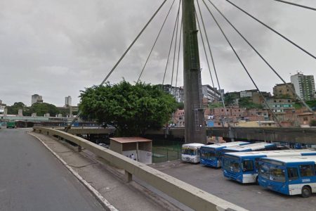 Mulher ameaça motorista de ônibus com faca para tentar regulação de irmã em Salvador