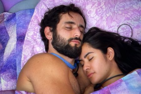Novo casal? Matteus e Isabelle se beijam embaixo do edredom no BBB 24