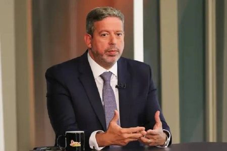 Lira descarta uso político de projeto que amplia isenção do IR