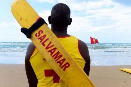 Salvamar faz alerta para perigos com caravelas e mar agitado