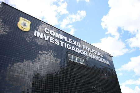 Polícia Civil apreende dois mil pares de calçados falsificados em Feira