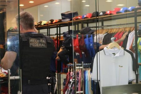 Receita Federal apreende mais de 300 volumes de roupas falsificadas em estabelecimentos de Salvador