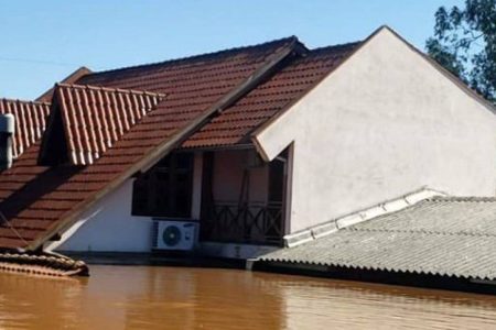 Prefeito de cidade do RS mostra sua própria casa submersa após enchente: “perdi minha história”