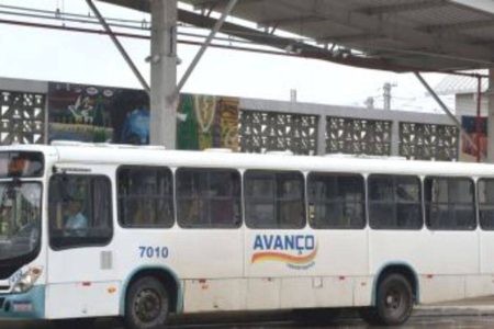 Greve dos rodoviários metropolitanos é mantida após reunião neste sábado Greve dos rodoviários metropolitanos é mantida após reunião neste sábado