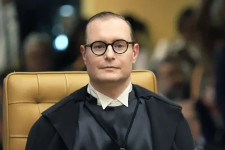 STF forma maioria por impedimento de Zanin para julgar Bolsonaro