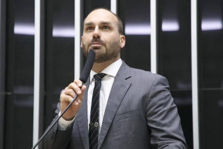 Eduardo Bolsonaro é denunciado pelo Banco do Brasil por divulgar notícias falsas sobre a instituição