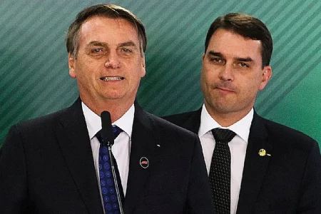 Flávio diz que câncer de pele de Bolsonaro é fruto de ‘perseguição política’ Flávio diz que câncer de pele de Bolsonaro é fruto de ‘perseguição política’