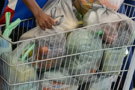 14 milhões de sacolas deixam de circular em Salvador após nova lei