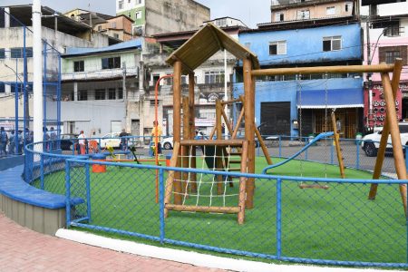Bairro de Santa Mônica ganha nova praça e campo sintético