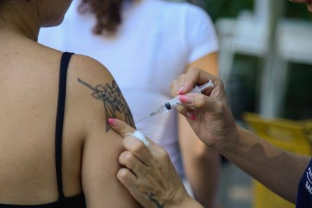 Vacina contra HPV reduz internações e mostra impacto na saúde de adolescentes
