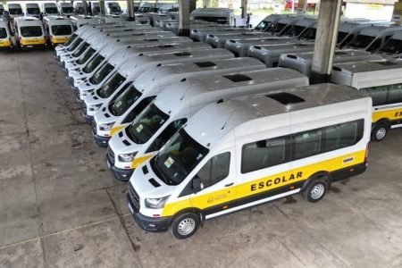 Governo entrega vans escolares para estudantes da zona rural