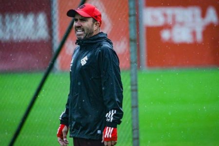 Internacional volta a treinar depois de 12 dias