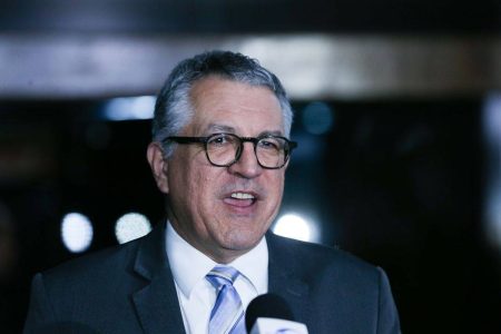 EUA cancelam visto da mulher e da filha do ministro Alexandre Padilha EUA cancelam visto da mulher e da filha do ministro Alexandre Padilha