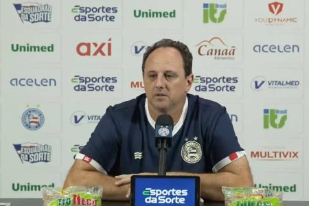 “Joga no sintético e reclama do natural?”, provoca Rogério Ceni após vitória do Bahia contra o Palmeiras “Joga no sintético e reclama do natural?”, provoca Rogério Ceni após vitória do Bahia contra o Palmeiras