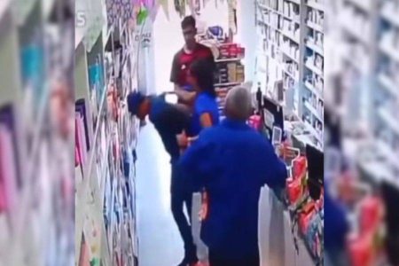 Homem é imobilizado por funcionárias após furtar remédio em farmácia no interior da Bahia