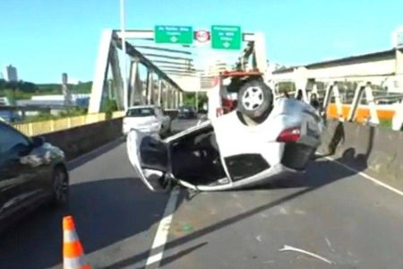 Motorista perde controle e veículo capota próximo ao Cabula