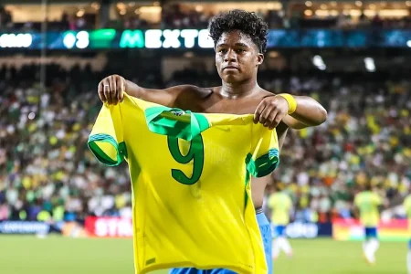 Endrick celebra convivência com Ancelotti e projeta duelo contra a Noruega