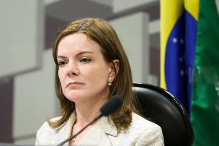 Gleisi elogia decisão de Dino sobre leis estrangeiras: “Colocou os pingos nos is” Gleisi elogia decisão de Dino sobre leis estrangeiras: “Colocou os pingos nos is”