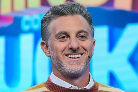 Luciano Huck quebra protocolo e leva apresentadora da Record a Globo
