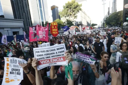 Avenida Paulista volta a ser palco de protesto contra PL do Aborto