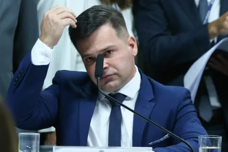 Moraes autoriza visita de 17 senadores a ex-diretor da PRF preso