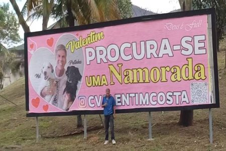 Viúvo gasta mais de R$ 40 mil em outdoor a procura de namorada