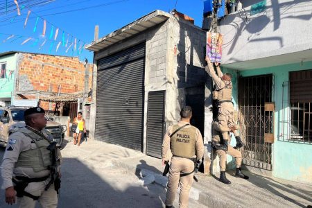 PM apreende câmera instalada por traficantes em Lauro