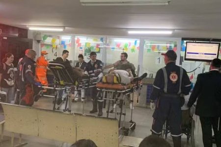 Avião faz pouso de emergência após turbulência deixar 30 pessoas feridas