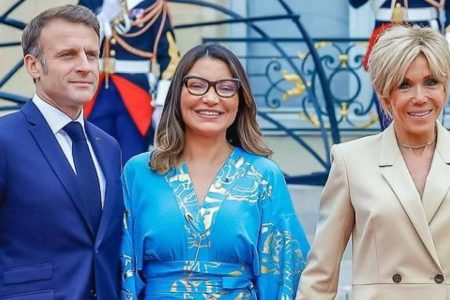 Representando o Brasil, Janja é recebida pelo presidente da França