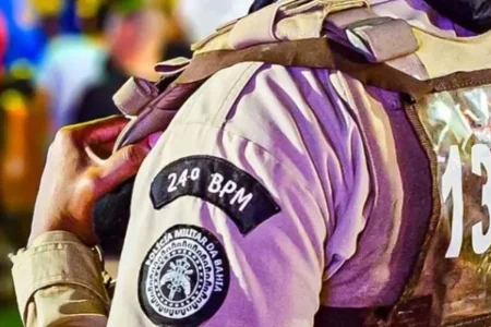 Criminosos atacam viatura da PM em Candeias