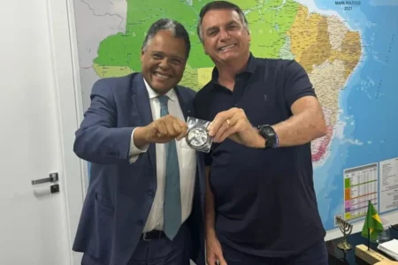 Deputado federal Antônio Brito ganha medalha “imbrochável” de Bolsonaro