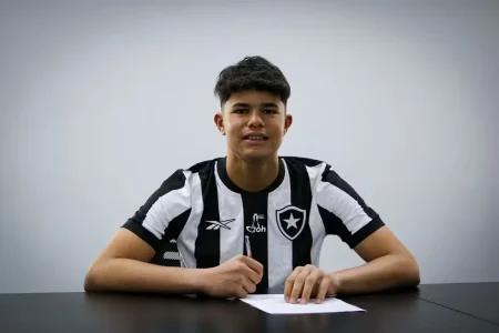 Botafogo contrata filho do ex-goleiro Bruno para a categoria de base