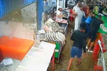 VÍDEO: Comerciantes se envolvem em confusão generalizada na Feira de São Joaquim