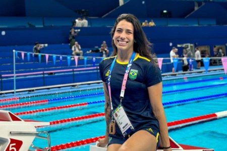 Nadadora brasileira se pronuncia após ser expulsa das Olimpíadas e fala em assédio
