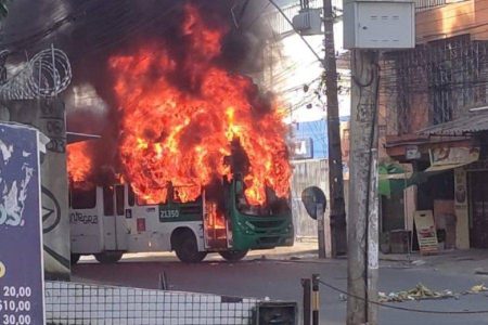 Policiamento é reforçado após grupo incendiar ônibus no Cabula