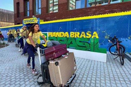 Seleção de vôlei e delegação brasileira de judô desembarcam em Paris