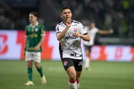 Vitória oficializa renovação de Osvaldo com contrato até junho