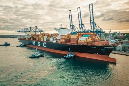 Salvador recebe supernavio de 366 metros e inaugura rota logística com a Ásia
