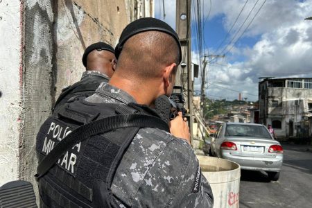 Policial militar é sequestrado por traficantes armados após confusão no Subúrbio de Salvador