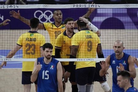 Brasil é derrotado pela Itália na estreia do vôlei em Paris