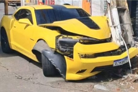 Motorista bate Camaro em poste e foge deixando carro destruído em Ilhéus