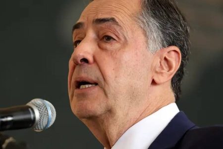 Ministro Barroso diz que reunião equacionou impasse sobre emendas