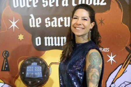 “Meu pai segue mais vivo que muitos vivos”, diz filha de Raul Seixas após abertura da Flipelô