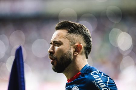 Everton Ribeiro volta a jogar menos de um mês após cirurgia de câncer