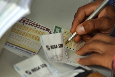 Mega-Sena acumula e prêmio principal vai para R$ 27 milhões Mega-Sena acumula e prêmio principal vai para R$ 27 milhões