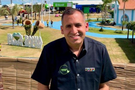 Secretário de Agricultura da Bahia se envolve em confusão e atinge criança com lata de bebida em festa